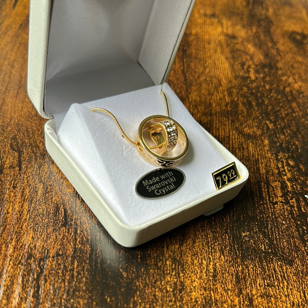 Elegant Gold Necklace with Swarovski Crystal
